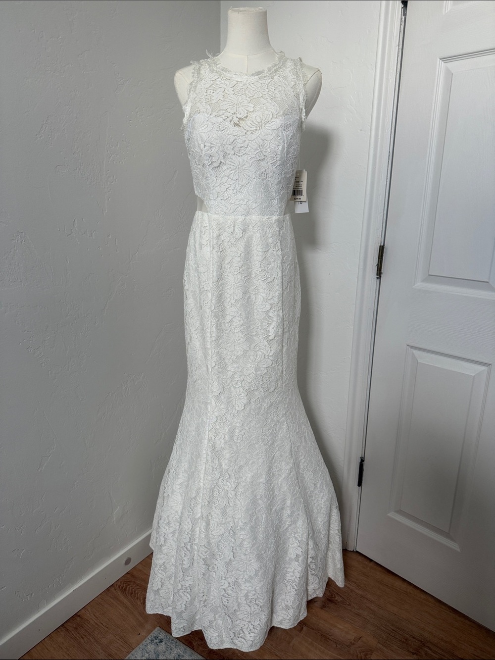 NWTs Davids Bridal White Lace Sleeveless Mermaid Wedding Gown